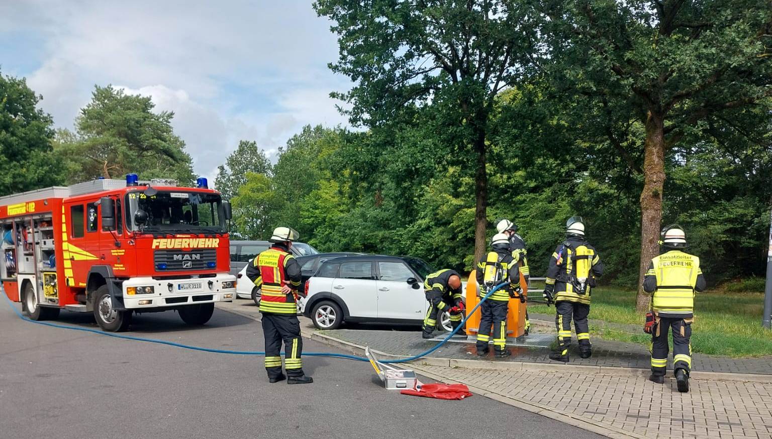 Einsatzfoto Feuer F1 brennt Müllcontaner