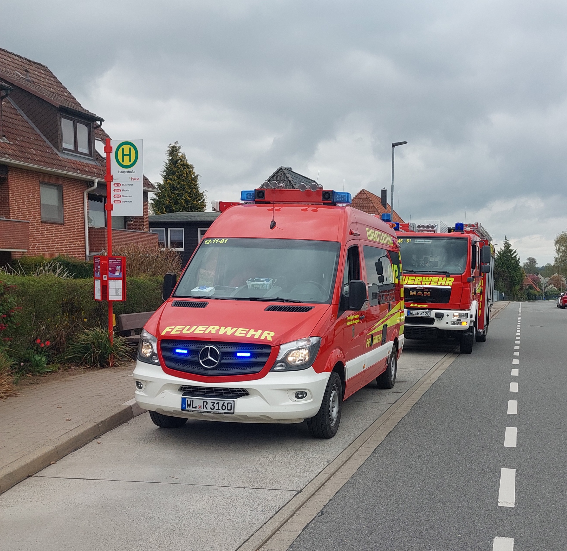 Einsatzfoto F2 Feuer in /an Gebäude ...